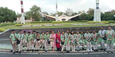 Students and teachers on an educational tour at ISRO Sriharikota showcasing experiential space science learning.